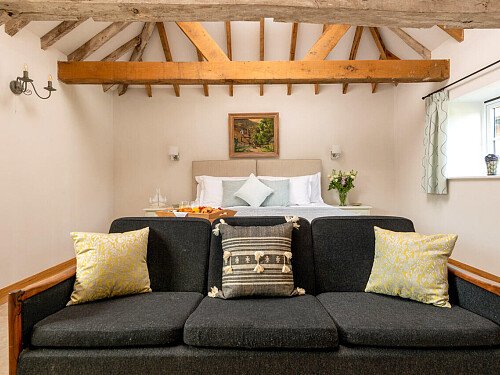 Exposed ceiling beams- GU32-  filming photoshoot location-17