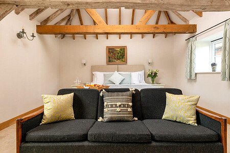 Exposed ceiling beams- GU32-  filming photoshoot location-17