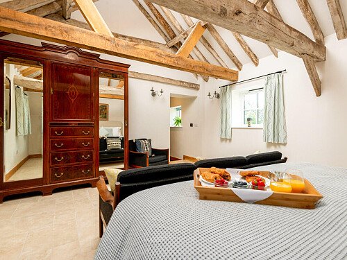 Exposed ceiling beams- GU32-  filming photoshoot location-18