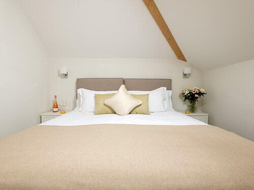 Exposed ceiling beams- GU32-  filming photoshoot location-20