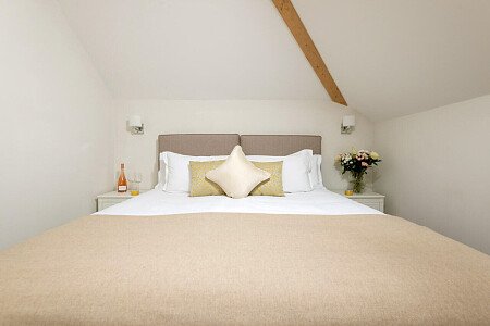 Exposed ceiling beams- GU32-  filming photoshoot location-20