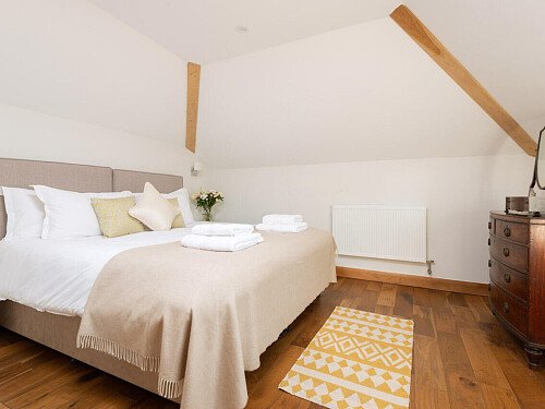 Exposed ceiling beams- GU32-  filming photoshoot location-19