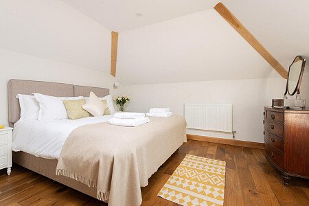 Exposed ceiling beams- GU32-  filming photoshoot location-19