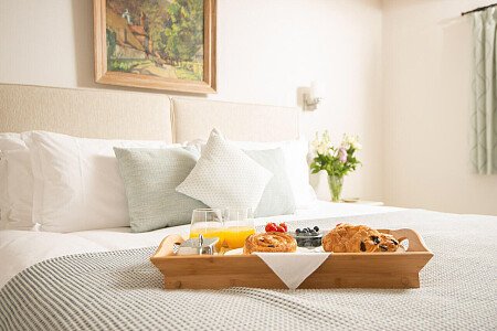 Exposed ceiling beams- GU32-  filming photoshoot location-21