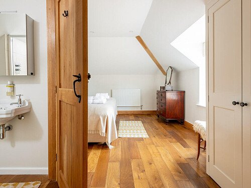 Exposed ceiling beams- GU32-  filming photoshoot location-22