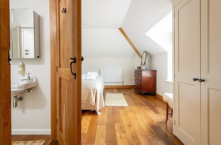 Exposed ceiling beams- GU32-  filming photoshoot location-22