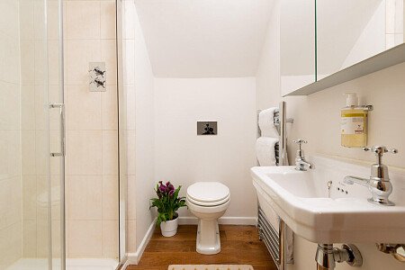 Exposed ceiling beams- GU32-  filming photoshoot location-23