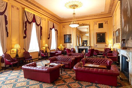 1Four poster beds- London- filming photoshoot location