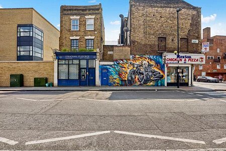 Exposed red brick feature wall-London- filming photoshoot location-04