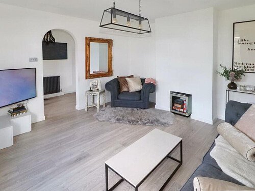 Red bricks, large garden, WD6 filming photoshoot location-19