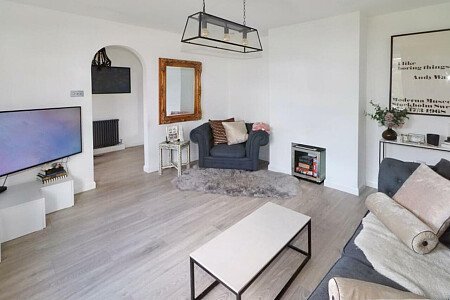 Red bricks, large garden, WD6 filming photoshoot location-19