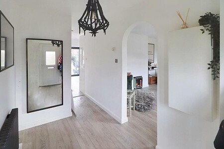 Red bricks, large garden, WD6 filming photoshoot location-17