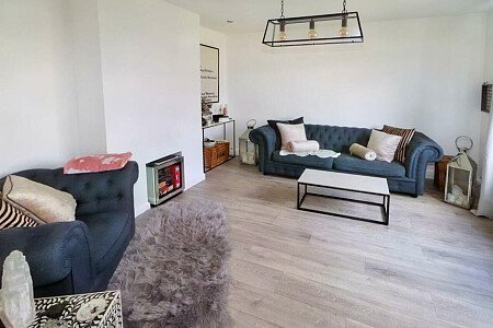 Red bricks, large garden, WD6 filming photoshoot location-20