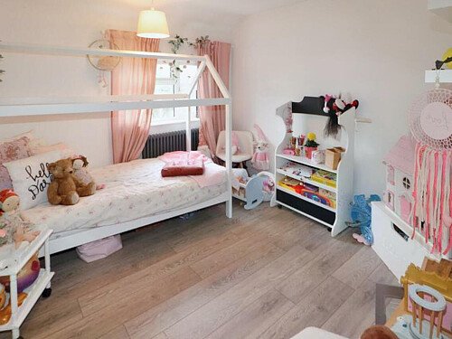 Red bricks, large garden, WD6 filming photoshoot location-23