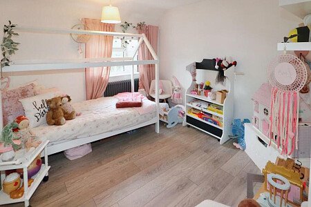 Red bricks, large garden, WD6 filming photoshoot location-23