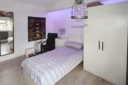 Red bricks, large garden, WD6 filming photoshoot location-24