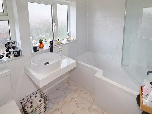 Red bricks, large garden, WD6 filming photoshoot location-26