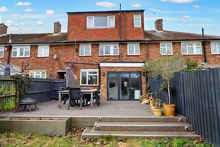 Red bricks, large garden, WD6 filming photoshoot location-27