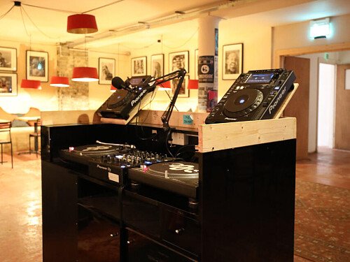 Comet Bar - Filming Locations Locations Direct -14