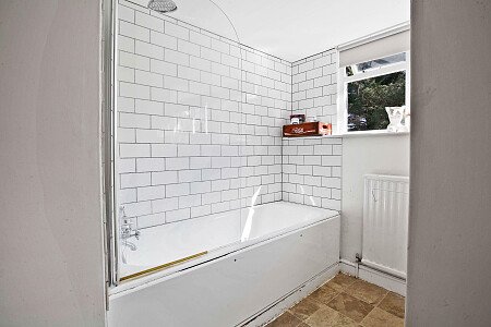 1445243853 - The Barn, Puttenham, Guildford, GU3 31