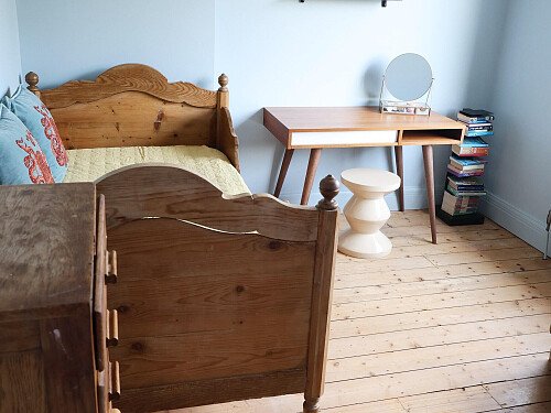 07 - Bedroom 3 - Polar blue and antique Bed