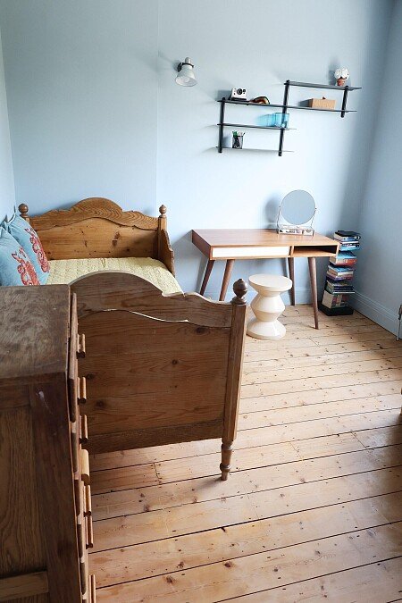 07 - Bedroom 3 - Polar blue and antique Bed