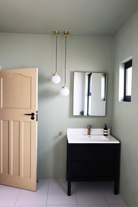 09 Bathroom - Mirror