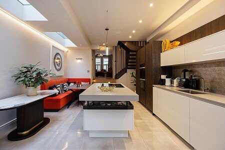 KitchenDiner_Open Plan_Built in Seating_Skylights_Pendant Lighting_Contemporary_Warm Neutrals