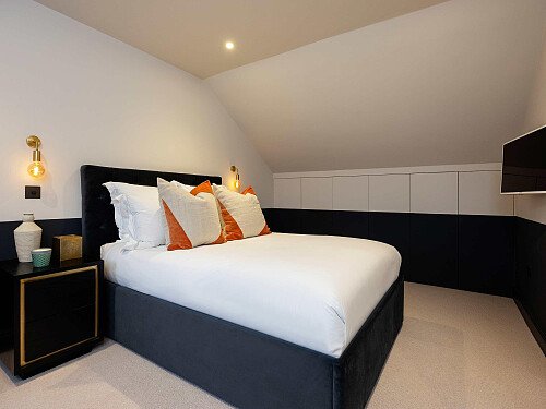 Loft bedroom_ topfloor_ ensuite_ private study