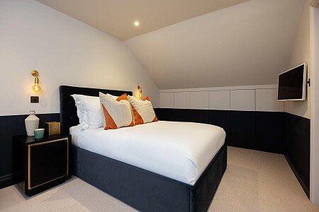 Loft bedroom_ topfloor_ ensuite_ private study