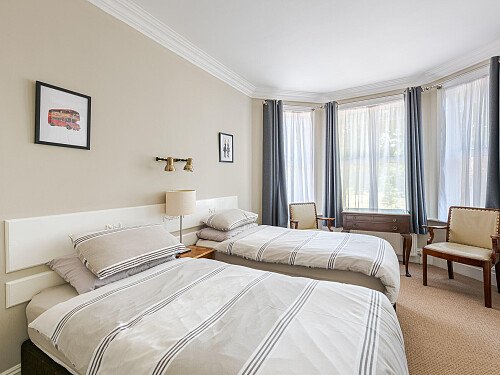 Location Creation Website 30: Brook Hotel:  Twin Bedroom