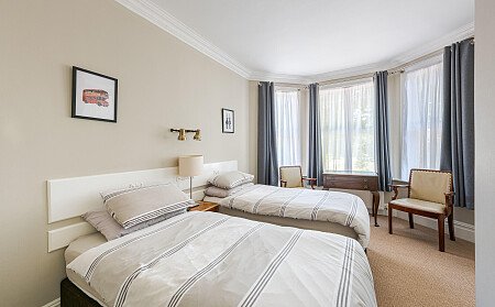 Location Creation Website 30: Brook Hotel:  Twin Bedroom