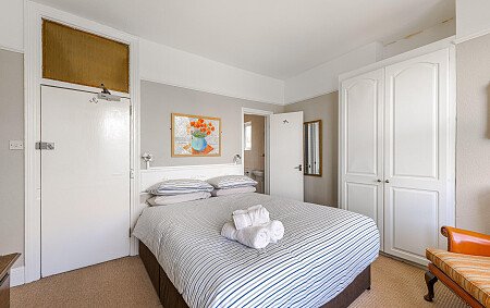 Location Creation Website 30: Brook Hotel: Double bedroom  (1)