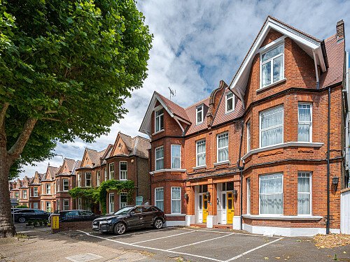 Location Creation Website 30: Brook Hotel: Exterior