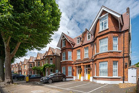 Location Creation Website 30: Brook Hotel: Exterior