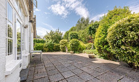 Location Creation Website 30: Brook Hotel: Garden