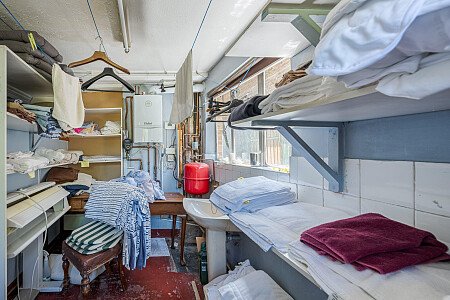 Location Creation Website 30: Brook Hotel: Laundry room