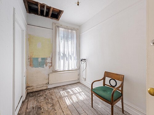 Location Creation Website 30: Brook Hotel: Spare rundown room