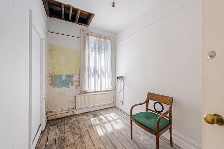 Location Creation Website 30: Brook Hotel: Spare rundown room