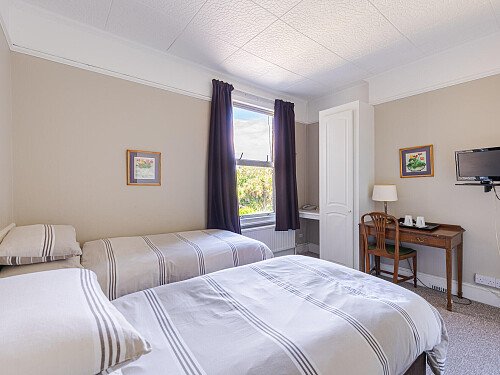 Location Creation Website 30: Brook Hotel: Twin bedroom  (1)