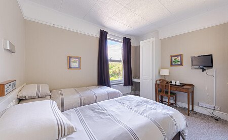 Location Creation Website 30: Brook Hotel: Twin bedroom  (1)