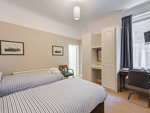 Location Creation Website 30: Brook Hotel: Twin downstairs room