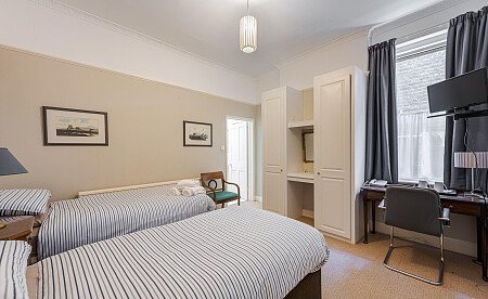 Location Creation Website 30: Brook Hotel: Twin downstairs room