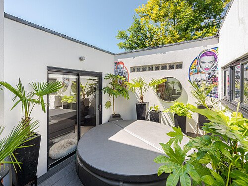 Location Creation: Hove House: Hot tub