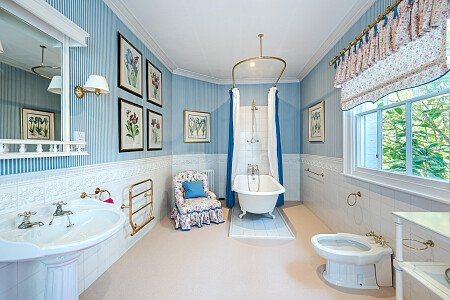 Location Creation: Binfield Court: bathroom