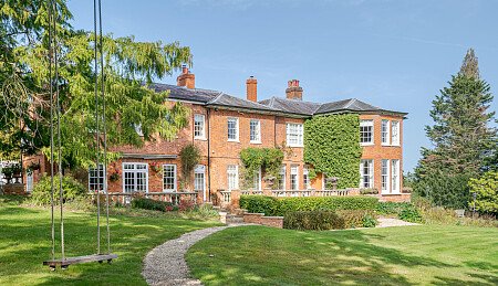 Location Creation: Binfield Court: front of prop