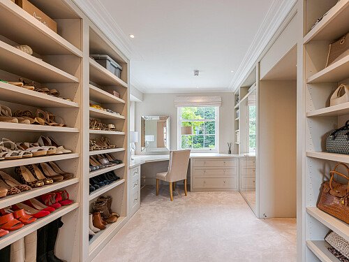 Location Creation:Constantine:her dressing room