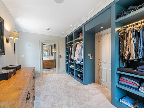 Location Creation:Constantine:his dressing room