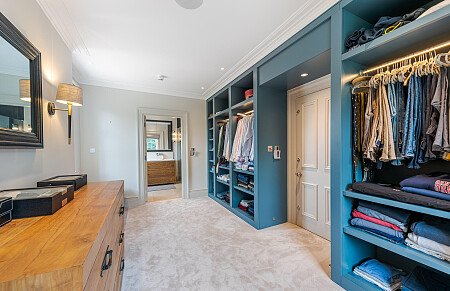 Location Creation:Constantine:his dressing room