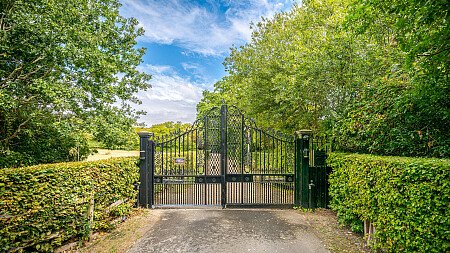 Location Creation:Essex barn:gates